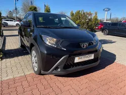 Schwarz Gebraucht 2023 Toyota Aygo Play Kleinwagen | 15.490 € (Fairer Preis)