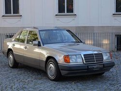 Beige Gebraucht 1992 Mercedes E200 Limousine | 18.900 €