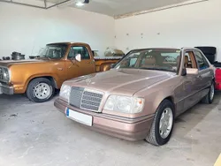 Gold Gebraucht 1993 Mercedes E220 Limousine | 14.999 €