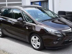Braun Gebraucht 2012 Opel Zafira Tourer Van / Kleinbus | 6.250 € (Etwas zu teuer)