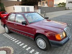 Rot Gebraucht 1987 Mercedes E230 Limousine | 9.700 €