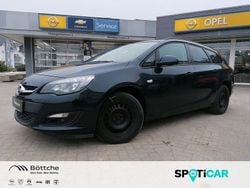 Smaragd gruen (mi) Gebraucht 2015 Opel Astra Edition Kombi | 10.990 € (Etwas zu teuer)