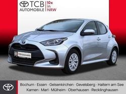Shimmering silver metallic Gebraucht 2023 Toyota Yaris Hybrid Business Edition Kleinwagen | 18.889 € (Guter Preis)