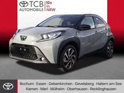 Urbankhaki Gebraucht 2024 Toyota Aygo Team Kleinwagen | 17.489 € (Fairer Preis)