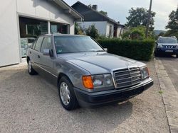 Blau Gebraucht 1992 Mercedes E230 Classic Limousine | 9.900 €