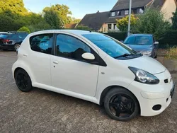 Weiß Gebraucht 2010 Toyota Aygo Cool Kleinwagen | 3.199 € (Fairer Preis)