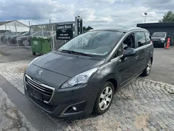 Grau Gebraucht 2016 Peugeot 5008 Style Van / Kleinbus | 5.100 € (Etwas zu teuer)