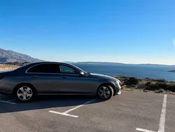 Grau Gebraucht 2017 Mercedes E250 Avantgarde Limousine | 31.800 €