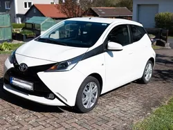 Weiß Gebraucht 2015 Toyota Aygo X-play Kleinwagen | 6.900 € (Fairer Preis)