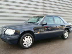 Blau Gebraucht 1994 Mercedes E300 Limousine | 19.990 €