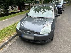 Grau Gebraucht 2004 Ford Fiesta Kleinwagen | 2.400 € (Etwas zu teuer)