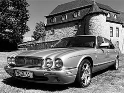 Silber Gebraucht 2001 Jaguar XJ8 Limousine | 27.900 €