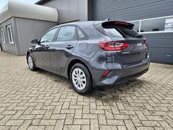 Deluxeweiß metallic deluxeweiß metallic Neu 2025 Kia Ceed Vision Limousine | 23.756 € (Fairer Preis)