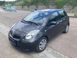 Grau Gebraucht 2010 Toyota Yaris Cool Limousine | 3.250 € (Guter Preis)