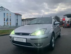 Silber Gebraucht 2003 Ford Focus Ghia Kombi | 1.950 €