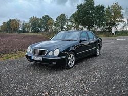 Schwarz Gebraucht 2003 Mercedes E430 Avantgarde Limousine | 7.400 €