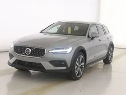 Vapour grey / metallic Gebraucht 2024 Volvo V60 CC Ultimate Kombi | 43.980 € (Superpreis)