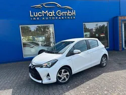 Weiß Gebraucht 2016 Toyota Yaris Hybrid Edition-S Limousine | 8.980 € (Fairer Preis)