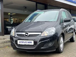 Schwarz Gebraucht 2011 Opel Zafira Design Edition Van / Kleinbus | 5.499 € (Fairer Preis)