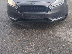 Grau Gebraucht 2016 Ford Focus Kombi | 3.650 €