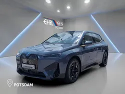 Grau Gebraucht 2022 BMW iX Executive SUV | 67.190 € (Etwas zu teuer)