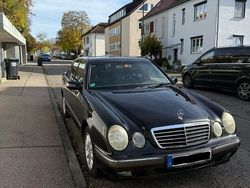 Schwarz Gebraucht 2001 Mercedes E220 Elegance Limousine | 4.500 € (Etwas zu teuer)