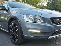 Grau Gebraucht 2015 Volvo V60 CC Kombi | 10.999 €