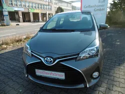 Grau Gebraucht 2016 Toyota Yaris Hybrid Edition-S Limousine | 13.850 € (Fairer Preis)