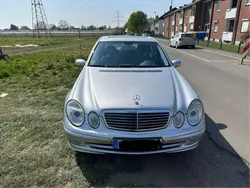 Brilliantsilber Gebraucht 2006 Mercedes E500 Avantgarde Limousine | 17.450 €
