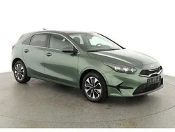 Experience grün metallic Neu 2025 Kia Ceed Limousine | 24.995 € (Fairer Preis)