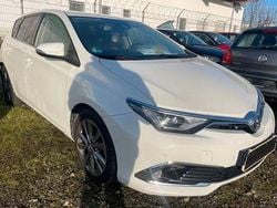 Weiß Gebraucht 2016 Toyota Auris Executive Limousine | 10.550 € (Fairer Preis)