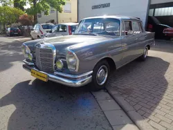 Grau Gebraucht 1967 Mercedes 230 Limousine | 34.111 €