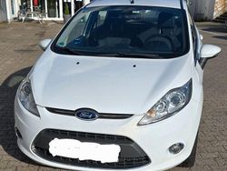 Weiß Gebraucht 2012 Ford Fiesta Titanium Kleinwagen | 4.799 € (Etwas zu teuer)