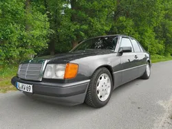 Schwarz Gebraucht 1992 Mercedes E230 Limousine | 8.490 €
