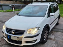 Weiß Gebraucht 2009 VW Touran Cross Van / Kleinbus | 4.425 € (Guter Preis)