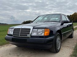 Blau Gebraucht 1991 Mercedes 240 Limousine | 11.999 €