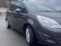 Grau Gebraucht 2011 Opel Meriva Design Edition Van / Kleinbus | 4.800 € (Guter Preis)