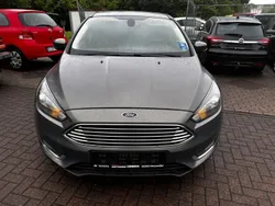 Braun Gebraucht 2014 Ford Focus Titanium Limousine | 6.990 € (Etwas zu teuer)
