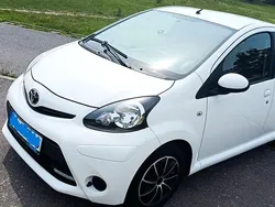 Weiß Gebraucht 2013 Toyota Aygo Kleinwagen | 4.200 € (Guter Preis)