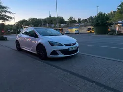 Weiß Gebraucht 2014 Opel Astra GTC OPC Limousine | 8.400 €