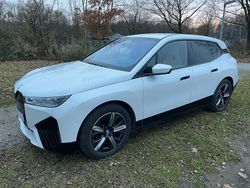 Weiß Gebraucht 2024 BMW iX Sport Line SUV | 56.800 € (Etwas zu teuer)