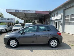 Grau Gebraucht 2010 Toyota Auris Life Limousine | 7.600 € (Etwas zu teuer)