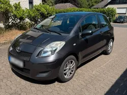 Grau Gebraucht 2009 Toyota Yaris Kleinwagen | 1.700 €