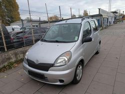 Silber Gebraucht 2002 Toyota Yaris Luna Kombi | 1.850 € (Guter Preis)