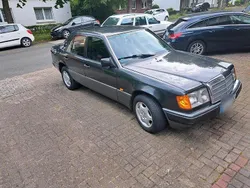 Schwarz Gebraucht 1992 Mercedes E200 Limousine | 2.990 €