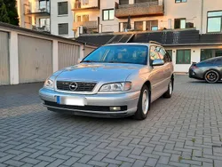 Grau Gebraucht 2002 Opel Omega Kombi | 3.000 €
