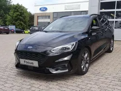 Iridiumschwarz metallic Gebraucht 2021 Ford Focus ST-Line Kombi | 19.900 € (Fairer Preis)