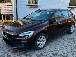 Braun Gebraucht 2018 Volvo V40 CC Momentum Kombi | 16.790 € (Teuer)