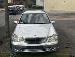 Grau Gebraucht 2006 Mercedes 220 Kombi | 1.350 €