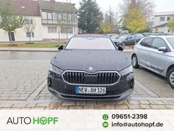 Onyxschwarz metallic Gebraucht 2024 Skoda Superb Selection Kombi | 42.900 €